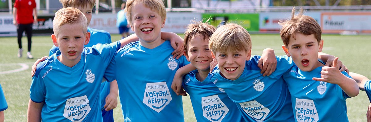 een groep vrienden die blij kijken